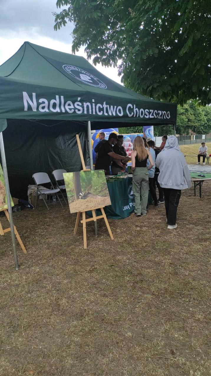 Pracownicy&#x20;Nadleśnictwa&#x20;Choszczno&#x20;podczas&#x20;rozmowy&#x20;z&#x20;odwiedzającymi&#x20;wydarzenie&#x20;Krzęcińskie&#x20;Święto&#x20;Wiatru&#x20;&#x28;fot&#x2e;&#x20;Marcin&#x20;Szczota&#x29;&#x2e;